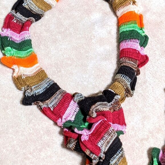 Cejon NWOT Light Knit Women's Scarf w/ Ruffled Edges - Picture 2 of 10